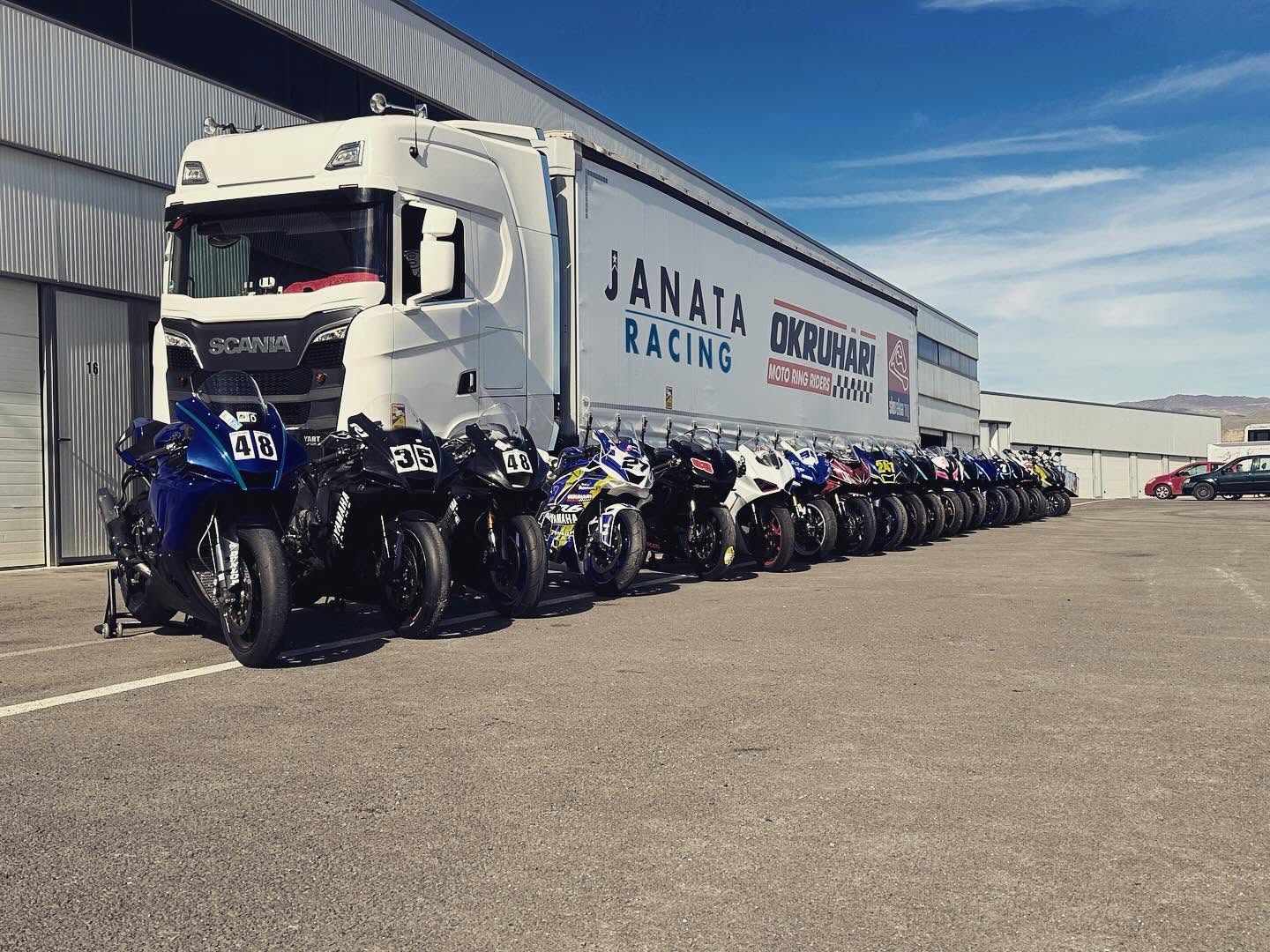 Kamión a motorky tímu Janata Racing