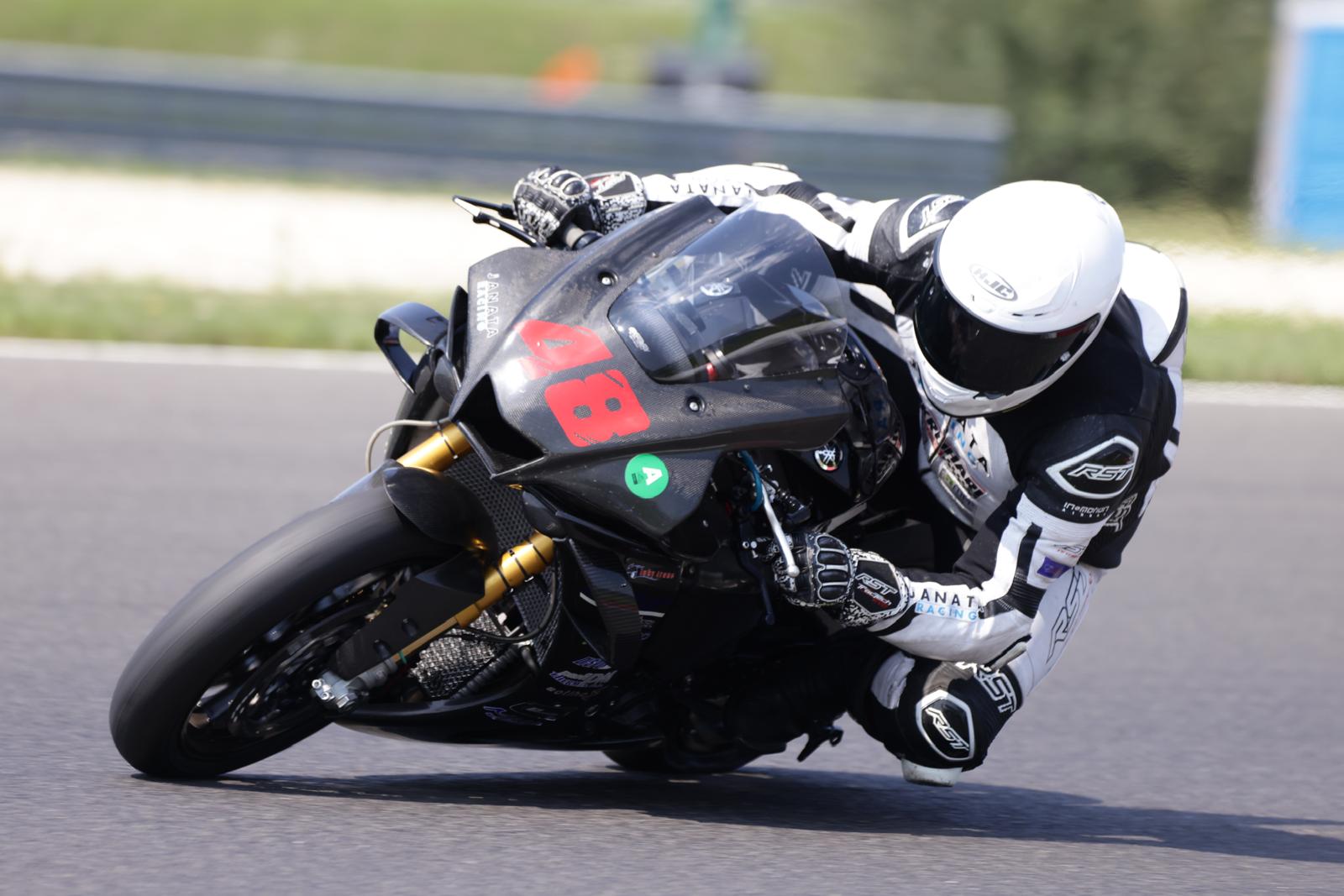 Jazdec Janata Racing v zákrute na okruhu