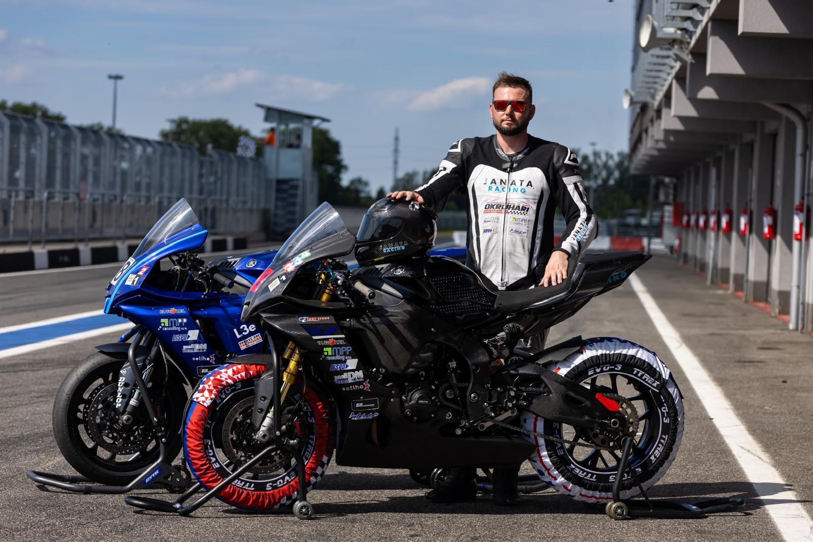 Inštruktor Janata Racing s motorkami v boxovej uličke